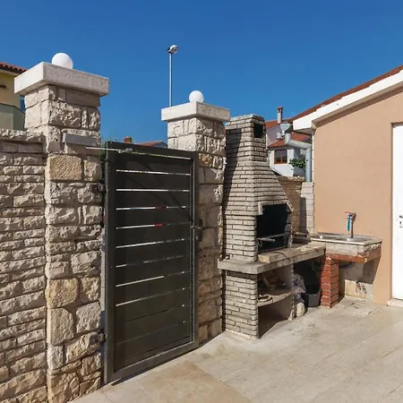 Apartment Awesome Home In Pula With Wifi And Outdoor Swimming Pool *